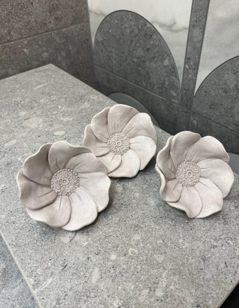 UUTUUS! Kiuaskukka vuokko, vaaleanharmaa  (3 kpl/pkt)